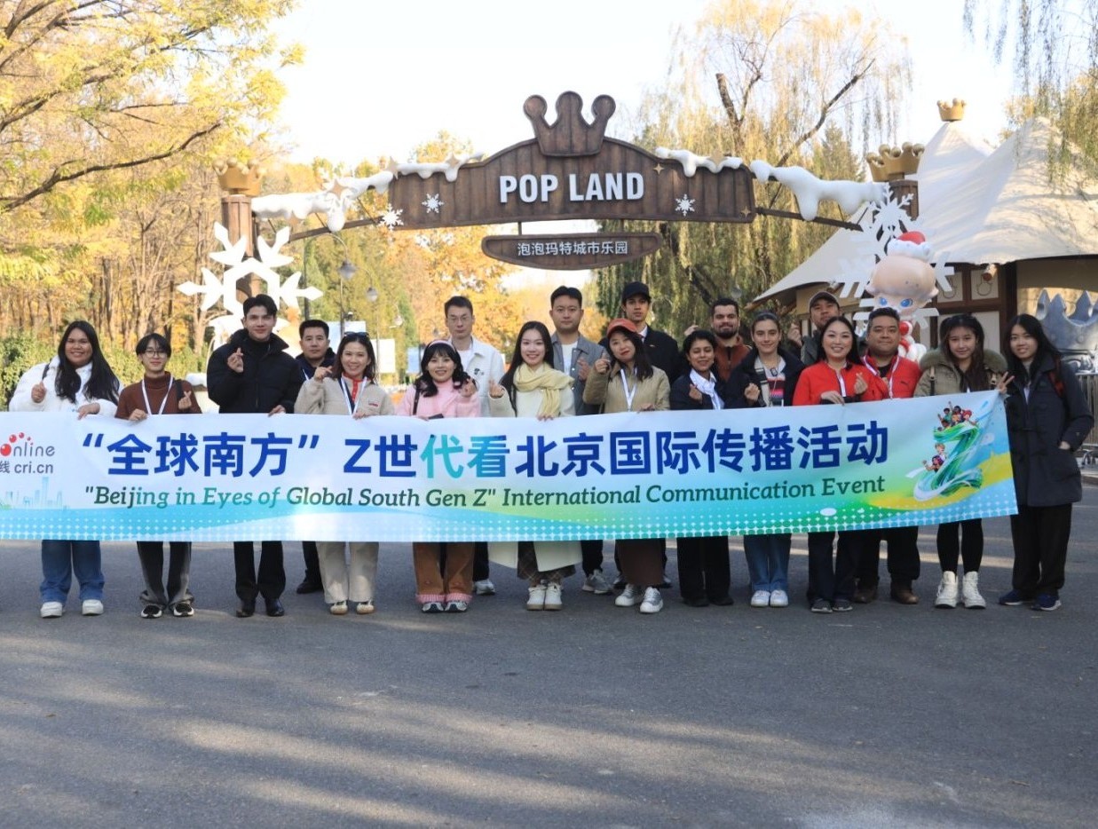 网红博主们在泡泡玛特城市乐园合影留念  摄影 曲艺.jpg