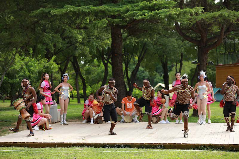 Beijinger Weltpark veranstaltet Wasserkarneval